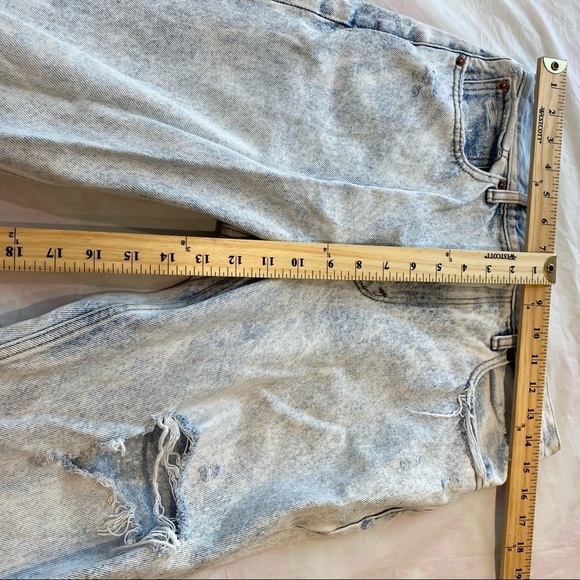 Abercrombie & Fitch High Rise Mom Jean Distressed Acid Wash size 28 / 6 - Picture 5 of 10